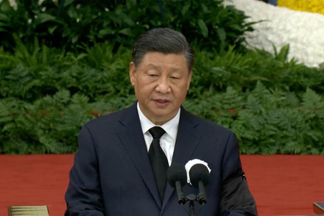 ) 시진핑 중국 국가주석(가운데)이 6일(현지시간) 베이징 인민대회당에서 열린 고(故) 장쩌민 전 국가주석 추도대회에서 연설하고 있다. AP 연합뉴스