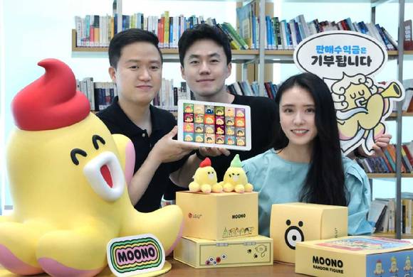 LG유플러스 임직원이 무너NFT를 소개하고 있는 모습. [사진=LG유플러스]