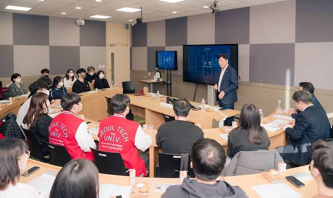 서울과학기술대학교 이동훈 총장이 학생들과 함께하는 간담회의 모습, 출처: 서울과학기술대학교