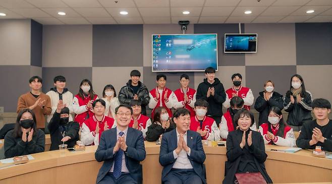 서울과학기술대학교 이동훈 총장이 학생들과 함께하는 간담회의 모습, 출처: 서울과학기술대학교
