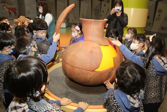 대구 달서구 달서선사관에서 어린이들이 ‘깨진 토기 맞추기’ 체험을 하고 있다. [사진 달서구]