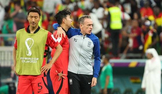 손흥민 격려하는 벤투 감독. [연합뉴스]