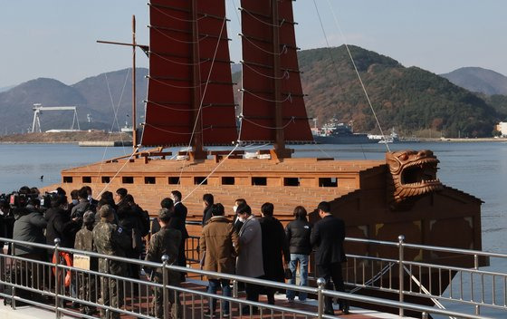 충무공 이순신 장군이 임진왜란 당시 실제 해전에서 활용한 임란왜란기 거북선 공개 행사가 6일 경남 창원시 진해구 해군사관학교 박물관 앞 해상에서 열렸다. 이번에 공개된 거북선은 해군이 4년간 복원한 것이다. 송봉근 기자