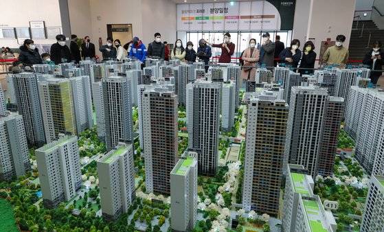 지난 4일 서울 강동구에 위치한 올림픽파크 포레온(둔촌주공 재건축) 견본주택을 찾은 시민들이 단지 모형도를 구경하고 있다. 뉴스1