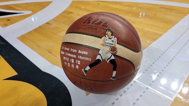 ▲김시래(삼성)의 프로 첫 트리플더블 기념 제작 커스텀 농구공