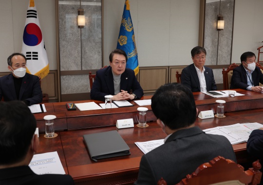 President Yoon Suk-yeol presides over a meeting of related ministers on the government’s response to the collective strike by the Cargo Truckers Solidarity at the Office of the President in Yongsan, Seoul on December 4. Courtesy of the Office of the President