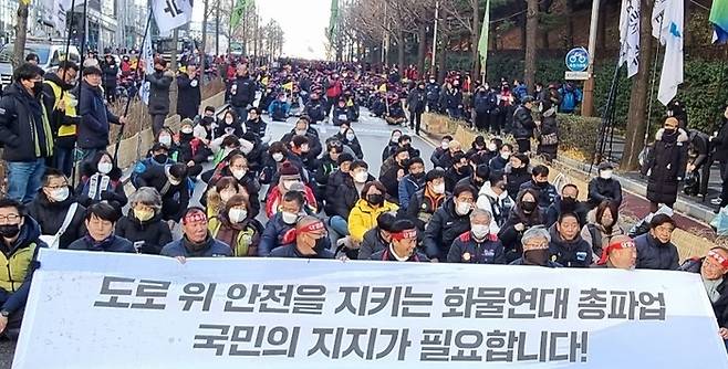 6일 인천시청 앞에서 민주노총 인천지역본부 조합원 3000명이 화물연대 총파업 총력투쟁 대회를 열고 있다.