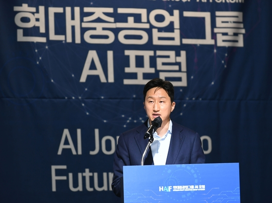 정기선 HD현대 사장이 6일 서울 관악구 서울대학교 글로벌공학교육센터에서 열린 AI 분야 산학연 포럼 ‘현대중공업그룹 AI 포럼(HAIF)’에 참석해 개회사를 하고 있다. 현대중공업그룹 제공