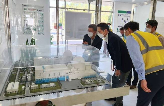 이재용 삼성전자 회장이 삼성물산 참여하는 UAE 바라카 원전 프로젝트 건설 현장에서 모형도를 보며 설명을 듣고있다. 삼성전자