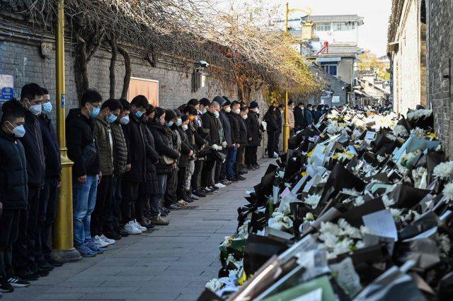 고(故) 장쩌민 전 중국 국가주석 추도대회가 열린 6일 장쑤성 양저우시에 있는 고인의 사저 앞에서 시민들이 묵념하고 있다. AFP연합뉴스