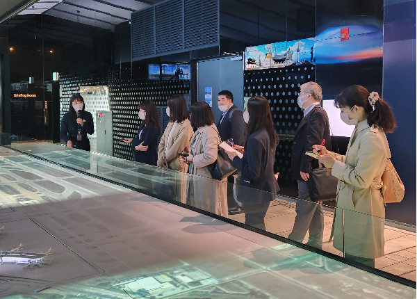 일본 오사카 지역 주요 여행사 관계자들이 인천공항 제2여객터미널 5층 홍보전망대에서 인천공항 시설 소개를 듣는 모습.[사진제공=연합뉴스]