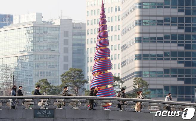 대설인 지난해 12월7일 서울 종로구 청계천에서 점심식사를 마친 시민들이 산책을 하고 있다 /사진=뉴스1