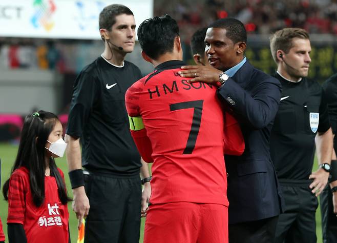 사무엘 에투 카메룬 축구협회장이 한국과 브라질전을 관람 후 경기장 밖에서 팬을 폭행하는 물의를 일으켰다. 사진은 지난 9월 열린 한국과 카메룬의 평가전에서 에투가 손흥민을 격려하는 모습. /사진= 뉴스1