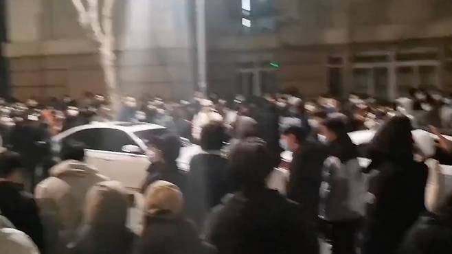 [서울=뉴시스]중국 난징공업대 학생들이 지난 5일 코로나19 봉쇄를 해제해달라며 시위하고 있다. (사진=트위터 캡쳐) 2022.12.06. *재판매 및 DB 금지 *재판매 및 DB 금지