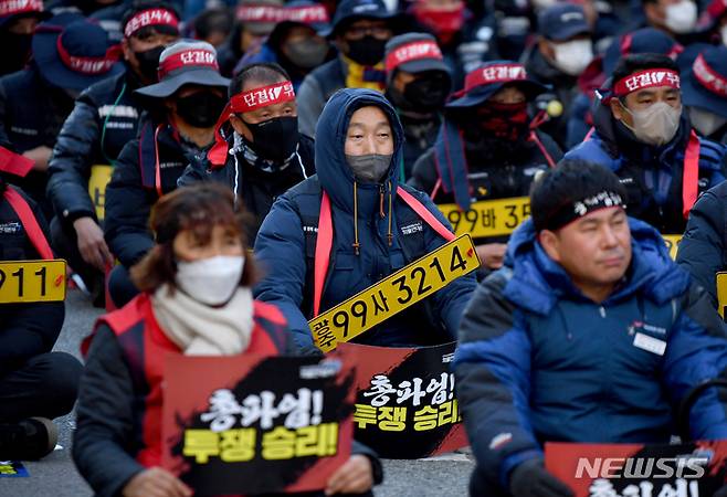 [서울=뉴시스] 김혜인 기자 = 화물연대 총파업 13일째인 6일 오후 광주 서구 치평동 국민의힘 광주시당 앞에서 민주노총 광주 노조원들이 안전운임제 확대를 촉구하는 결의대회를 열고있다. 2022.12.06.hyein0342@newsis.com