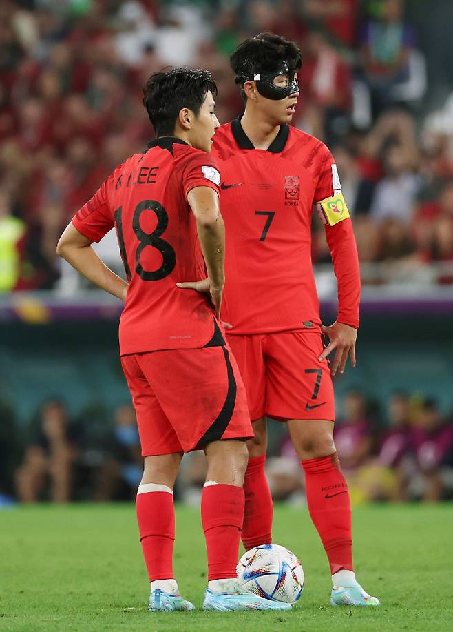 이강인(왼쪽)과 손흥민이 프리킥 상황에서 고민하는 모습. 연합뉴스