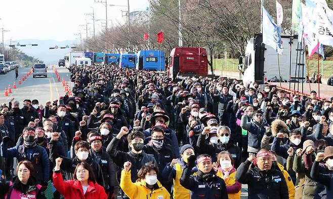 6일 경북 포항시 남구 오천읍 포항철강산업단지 내 현대글로비스사거리에서 열린 민주노총 총파업·총력투쟁 경북대회에 참석한 민주노총 조합원들이 투쟁가를 부르고 있다. 연합뉴스