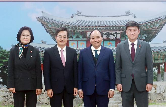 방한 중인 응우옌쑤언푹(사진 가운데) 베트남 국가주석이 6일 경기 광주시를 찾아서 베트남 결혼이민자 가족이 거주하는 다문화가정을 방문한 뒤 시청으로 이동해 김동연 경기지사와 방세환 광주시장, 주임록 광주시의회장, 오영주 주베트남 한국대사 등과 환담을 하고 있다. 광주시 제공