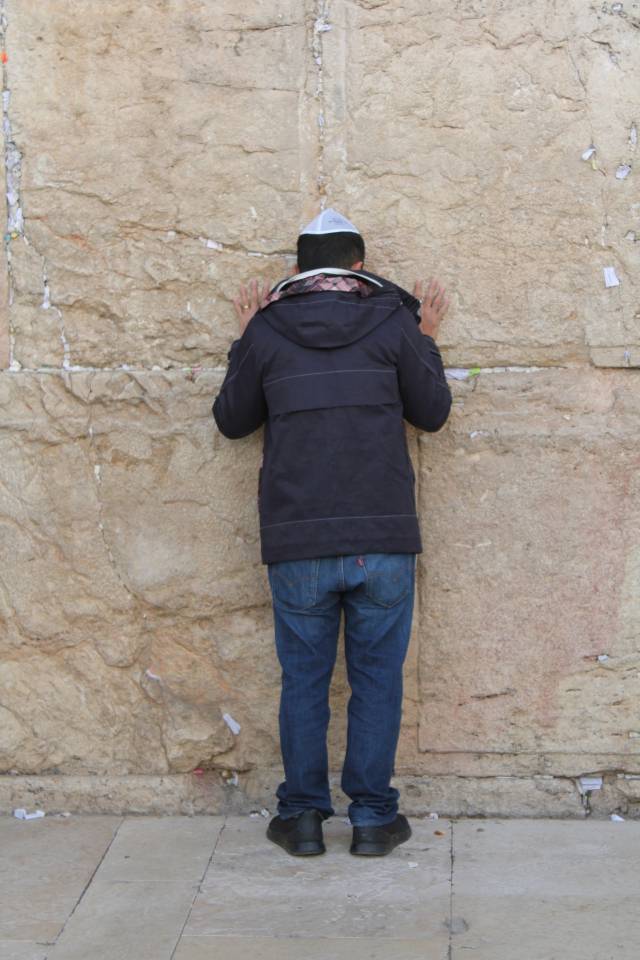 1일(현지 시간) 이스라엘 예루살렘 성전의 ‘통곡의벽’에서 한 소년이 신에게 기도를 올리고 있다.