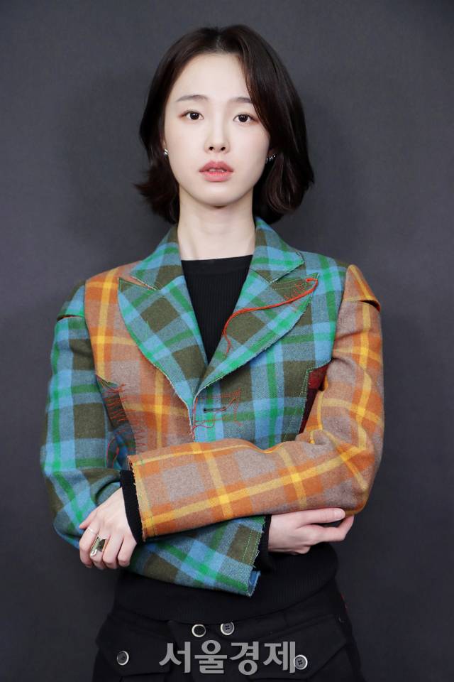 배우 강해림이 서울경제스타 인터뷰에 앞서 포즈를 취하고 있다. / 사진=김규빈 기자