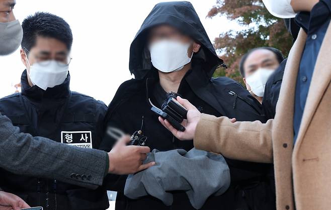 아내와 10대인 두 아들을 살해한 혐의로 구속영장이 청구된 40대 A씨가 10월28일 오전 구속 전 피의자 심문(영장실질심사)을 위해 경기도 안산시 수원지방법원 안산지원으로 들어서고 있다. ⓒ 연합뉴스