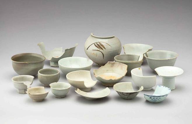 백자 및 청화백자 모습  [국립해양문화재연구소 제공. 재판매 및 DB 금지]