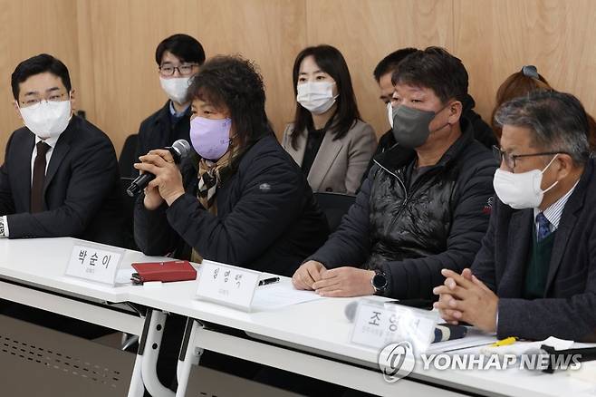 형제복지원 피해자 소송 제기 기자회견 (서울=연합뉴스) 신준희 기자 = 6일 서초동 민주사회를 위한 변호사모임 회의실에서 열린 형제복지원 피해자 소송 제기 기자회견에서 피해 생존자인 박순이씨가 발언을 하고 있다.
    앞서 진실, 화해를 위한 과거사 정리위원회가 '국가기관의 인권침해'라며 진실규명 결정을 내린 형제복지원 사건의 피해자들은 대한민국과 부산시를 상대로 소송을 제기할 계획이다. 2022.12.6 hama@yna.co.kr