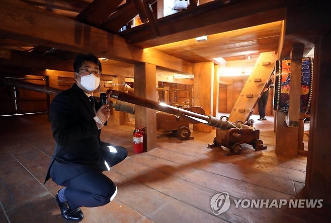 복원 거북선 내부 (창원=연합뉴스) 김동민 기자 = 박준형 해군사관학교 박물관장이 6일 오후 경남 창원시 진해구 해군사관학교 일대 군항에서 임진왜란 시기 사용했던 거북선(복원) 내부를 설명하고 있다.
    이번에 공개된 거북선은 임진왜란 당시 충무공 이순신이 해전에서 사용했던 것을 해군이 4년간 복원한 것이다. 2022.12.6 image@yna.co.kr
