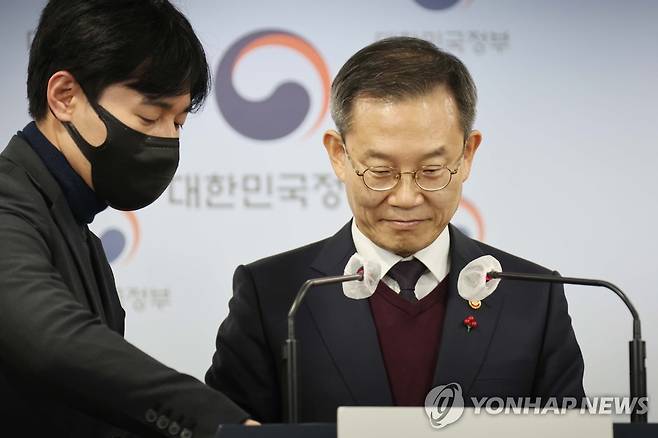 디지털서비스 장애 조사결과 발표 준비하는 이종호 장관 (서울=연합뉴스) 김승두 기자 = 이종호 과학기술정보통신부 장관이 6일 정부서울청사 브리핑실에서 SK C&C 판교데이터센터 화재 및 카카오, 네이버 등 부가통신서비스 장애에 대한 조사결과 발표 준비를 하고 있다. 2022.12.6 kimsdoo@yna.co.kr