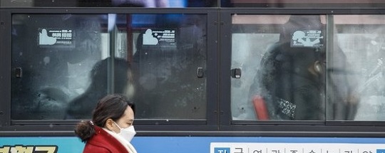 수도권과 충청지역에 눈이 내린 지난 6일 서울 시내 거리를 지나는 버스에 창문에 습기가 차있다. 사진=뉴스1