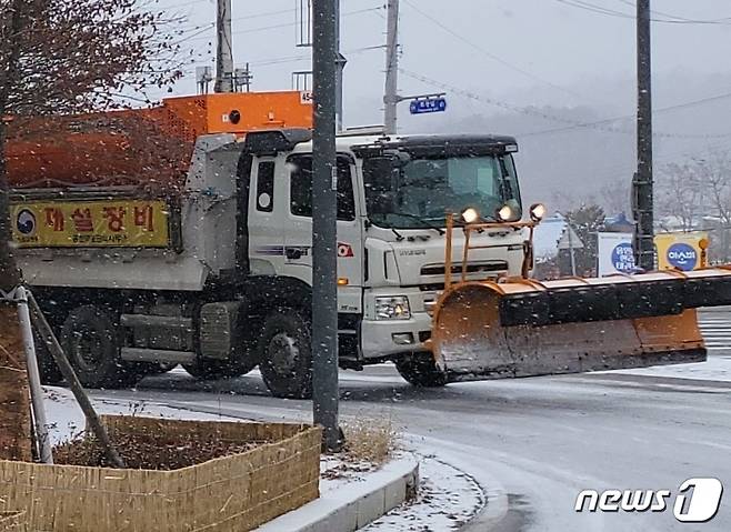 지난 6일 강원 영서 남부지역의 예상 적설량이 1cm로 나타난 가운데, 이날 오전 원주시 여원로 도로에서 제설차량이 이동하고 있다. 2022.12.6/뉴스1 ⓒ News1 신관호 기자