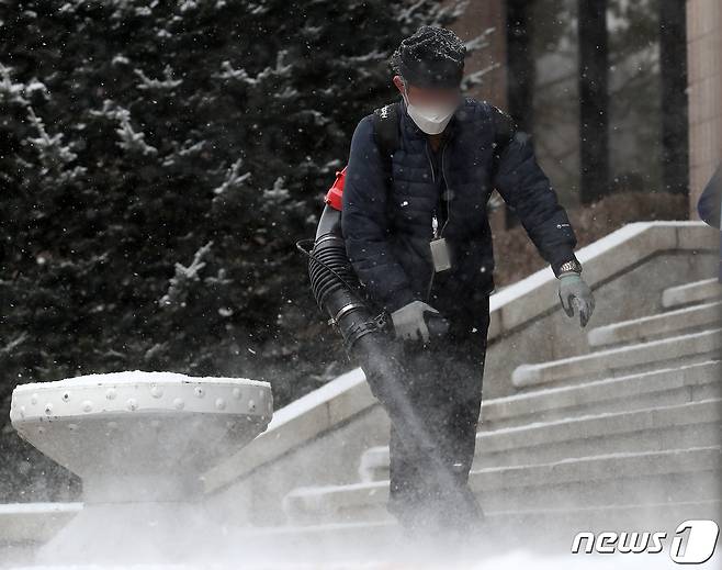 절기상 대설(大雪)인 7일 충북·세종은 서해상에서 유입한 구름대의 영향으로 오전까지 눈이 내리는 곳이 있겠다.(사진은 기사 내용과 무관함) / 뉴스1 ⓒ News1