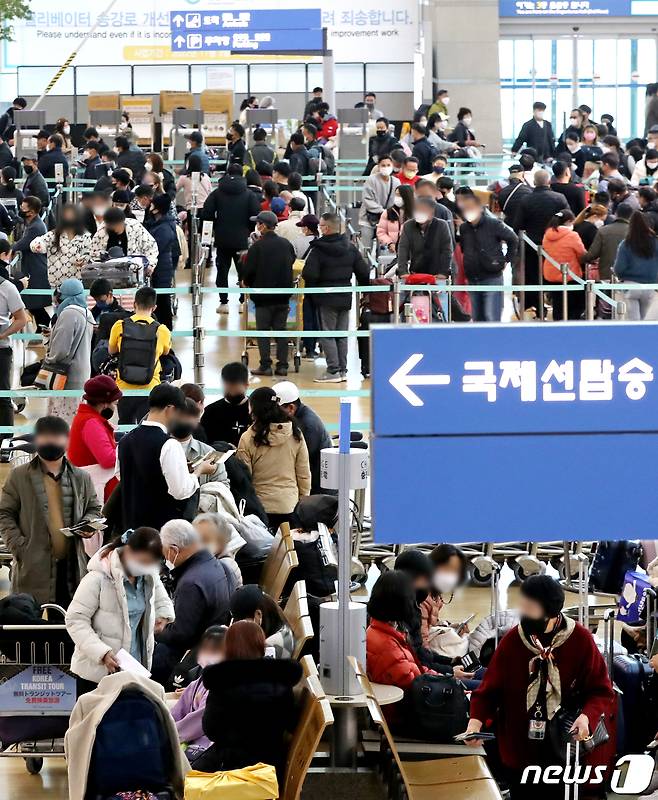 지난 5일 오후 인천국제공항 체크인 카운터 앞으로 해외로 여행을 떠나려는 이용객들이 분주하게 움직이고 있다. 인천국제공항공사에 따르면 지난 4일 인천공항 하루 이용객이 11만명을 돌파했다. 하루 이용객 11만명을 넘어선 것은 지난 2020년 2월 17일 이후 1021일 만이다 . 2022.12.5/뉴스1 ⓒ News1 장수영 기자