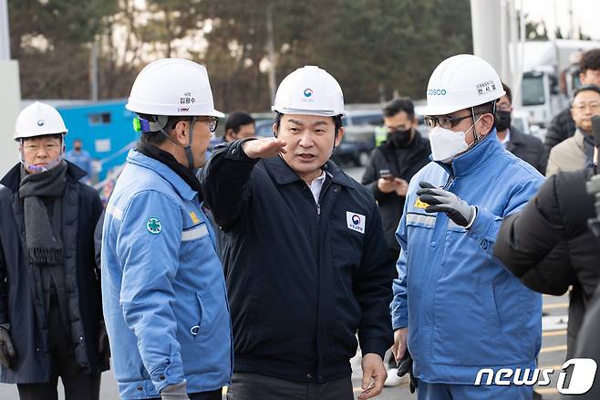 원희룡 국토교통부 장관이 화물연대 집단운송거부 14일차인 7일 오전 포스코 포항제철소를 방문해 철강 반·출입 상황을 점검하고 있다. (국토교통부 제공) 2022.12.7/뉴스1