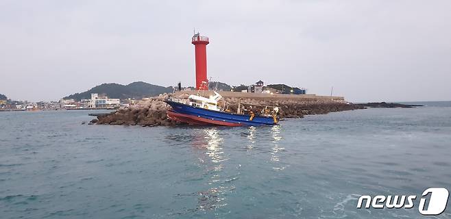 7일 오전 5시31분쯤 제주시 상추자도 대서리항 인근에서 연안복합 어선 A호가 좌초돼 있다.(제주해양경찰서 제공)