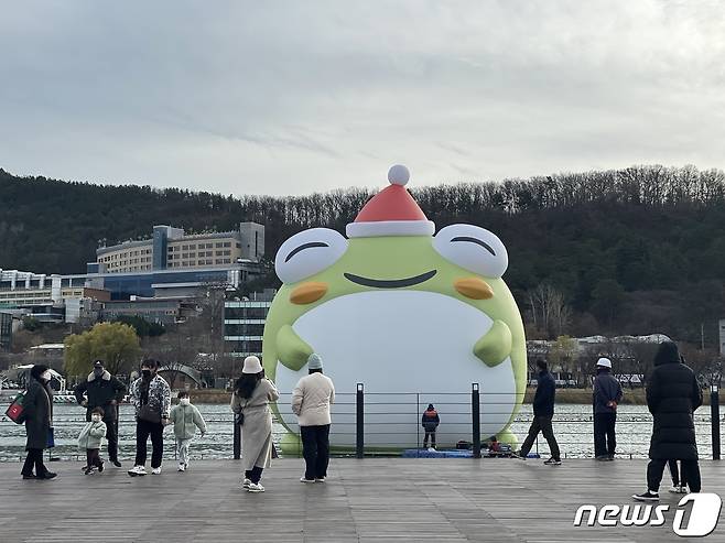 대구 수성못에 설치된 수상대형조형물 뚜비.(대구 수성구 제공)