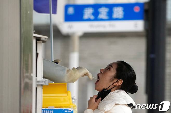 7일 중국 상하이에서 한 시민이 PCR검사장에서 신종 코로나바이러스 감염증(코로나19) 검사를 받고 있다. ⓒ 로이터=뉴스1