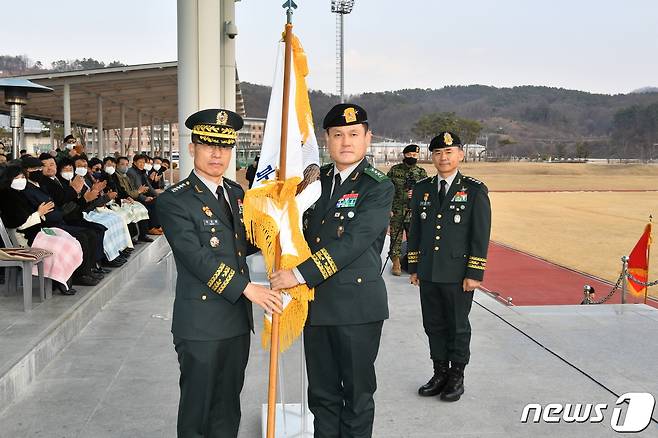 박정환 육군참모총장(왼쪽)이 손식 신임 특전사령관에게 부대기를 전달하고 있다.(특전사 제공)