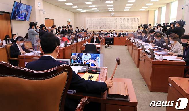 7일 오전 서울 여의도 국회에서 열린 법제사법위원회 전체회의에서 김도읍 위원장이 개의선언을 하고 있다. 2022.12.7/뉴스1 ⓒ News1 구윤성 기자