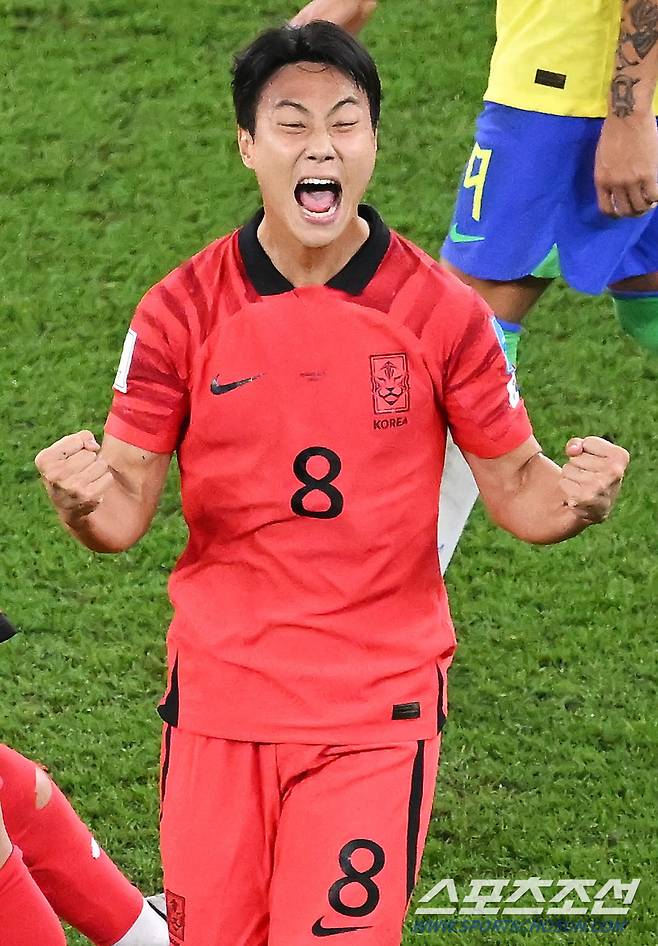 6일 오전(한국시각) 카타르 도하 스타디움974에서 대한민국과 브라질의 16강 경기가 열렸다. 후반 백승호가 골을 성공시키고 동료들과 함께 기뻐하고 있다. 도하(카타르)=송정헌 기자songs@sportschosun.com/2022.12.06/