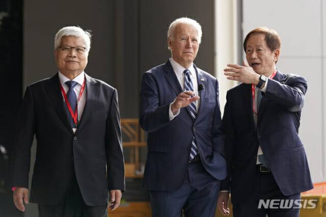 조 바이든(가운데) 미국 대통령이 6일(현지시간) 애리조나주 피닉스에 있는 대만 반도체 제조회사 TSMC 공장 건설 현장을 방문해 마크 리우(오른쪽) 회장의 설명을 듣고 있다. (사진=뉴시스, AP)