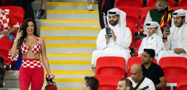 카타르월드컵에서 노출 의상을 입은 여성 이바나 놀을 촬영하는 현지 남성들. /@TrollFootball