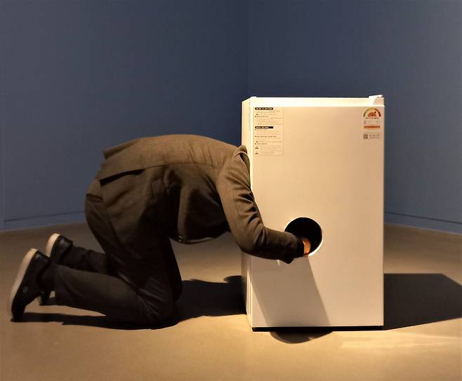 한 남성이 미술관에 놓인 냉장고에 머리를 집어 넣고 있다. 관람객이 직접 몸을 움직여 1분 동안 조각이 되도록 유도한 에르빈 부름의 '아이스 헤드'(2003)다.