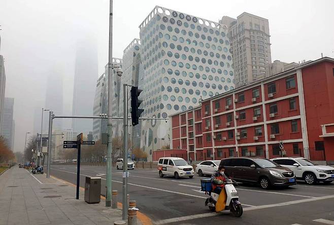 중국 베이징 번화가가 코로나19 재확산으로 인해 한산한 모습을 보이고 있다. /연합뉴스