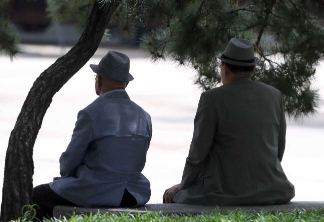 서울 탑골공원을 찾은 노인들이 벤치에 앉아 시간을 보내고 있다.(자료사진)ⓒ뉴시스