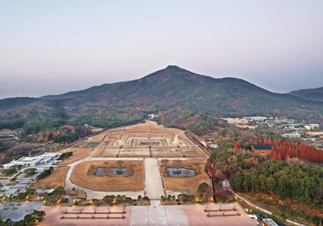 익산 미륵사 아래의 미륵사지. 당대 최대 규모라는 사찰의 위용이 느껴진다.