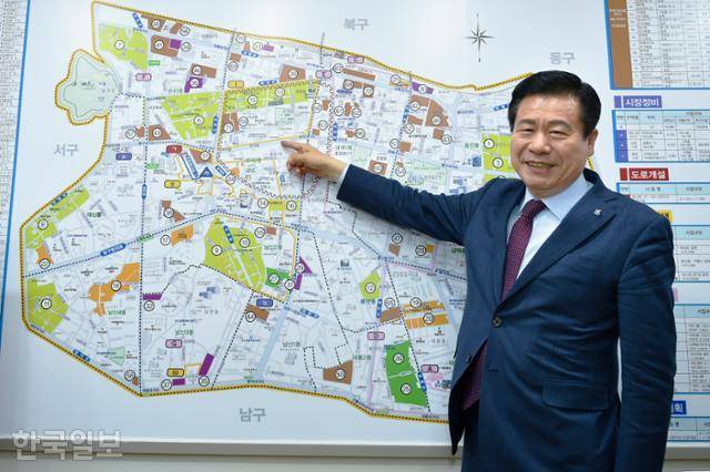 류규하 대구 중구청장이 6일 지도를 가리키며 중구의 인구 등 현황을 설명하고 있다. 류수현 기자