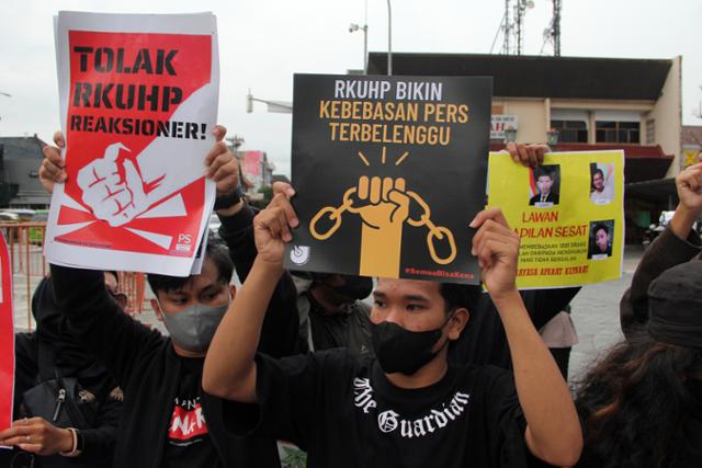 인도네시아 시민들이 6일 족자카르타에서 새 형법 개정안에 반대하는 시위를 벌이고 있다. 족자카르타=AP 연합뉴스