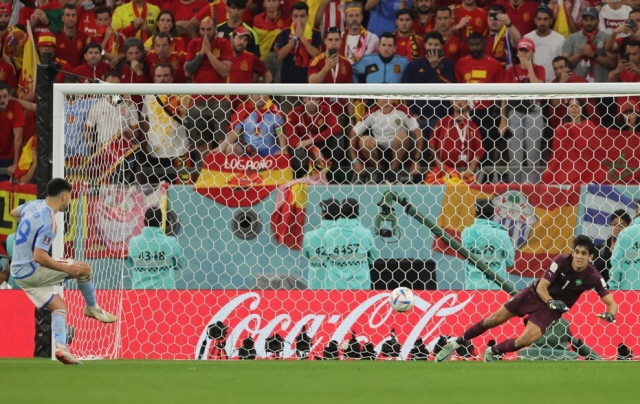 7일 0시 열린 모로코와 스페인의 16강전에서 모로코 골키퍼가 스페인 키커의 공을 막아내는 모습​./사진=연합뉴스
