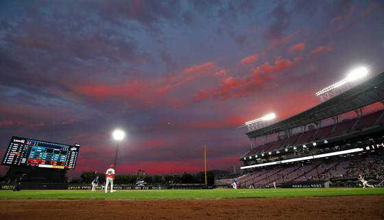 지난 9월 1일 KIA 타이거즈와 삼성 라이온즈의 경기가 펼쳐진 광주 KIA챔피언스필드의 저녁 전경. 사진=연합뉴스